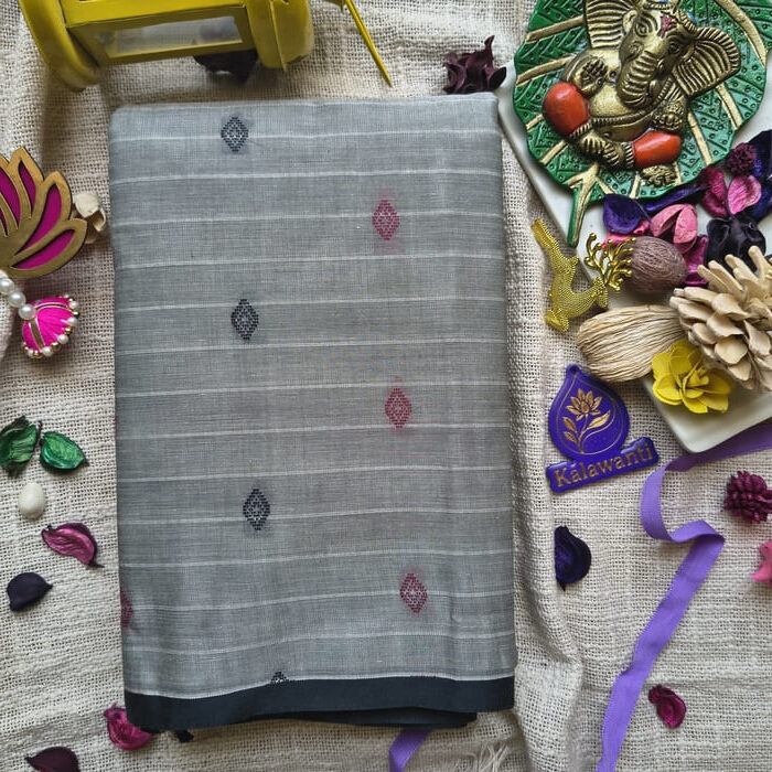 Kalawanti-80-count-Pure-Cotton-Saree-Light-Grey-with-Black-and-Red-Diamond-Motifs-Best-trendy-cotton-saree-pure-cotton-saree-chennai-bangalore-kerala-kochi-karnataka-bangalore-hosur-